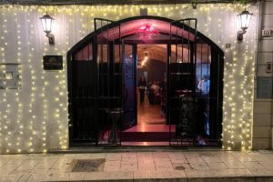 Pub in ventro storico con licenza completa ristorazione e bar